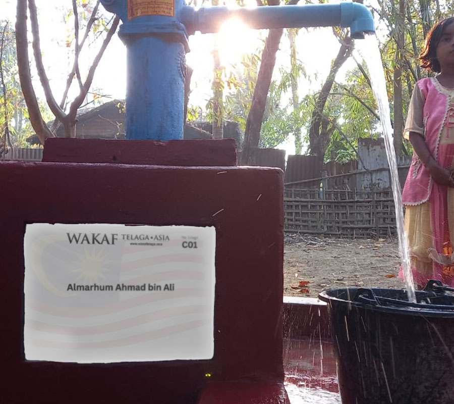 Banner nama pewakaf dipasang pada telaga wakaf